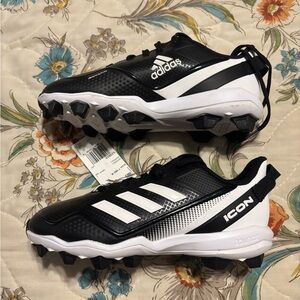 New boy’s size 2.5 Adidas baseball cleats